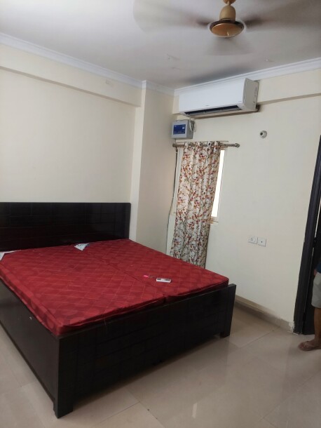 2bhk Room Available Sector 75 golf city plot 11-1