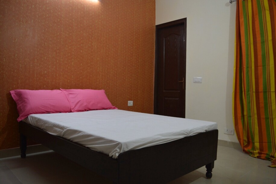 Room sector 75 Golf city plot 11-4