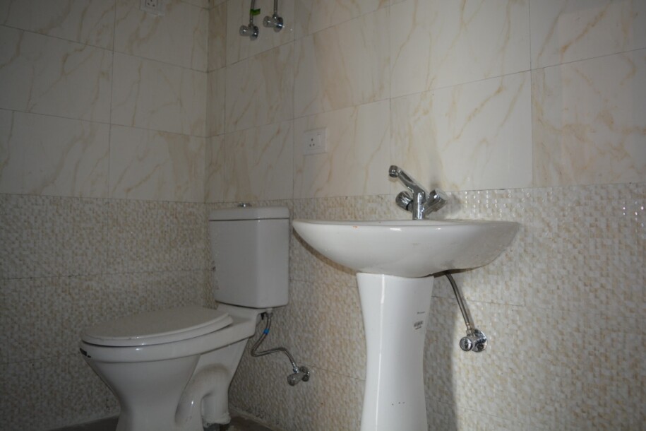 Room sector 75 Golf city plot 11-12