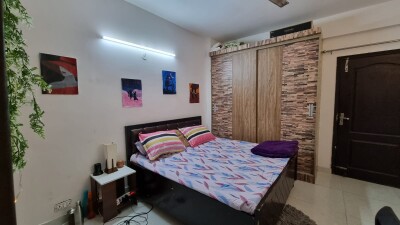 Looking for a Female flatmate in a 3bhk  flat in Noida Hyde Park, Sector 78 #guesthouses