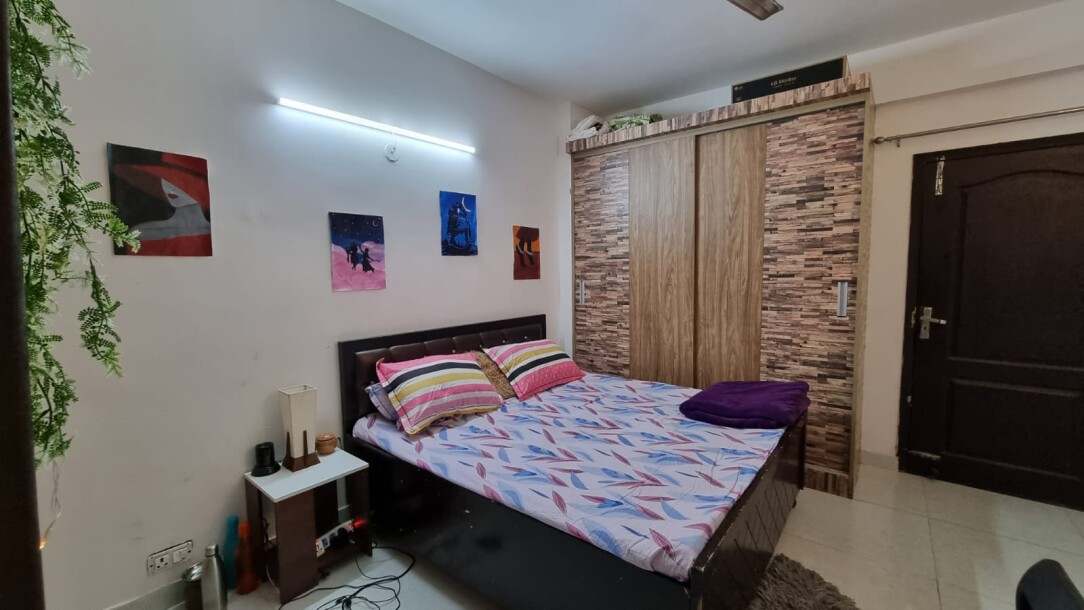 Looking for a Female flatmate in a 3bhk  flat in Noida Hyde Park, Sector 78 #guesthouses-1