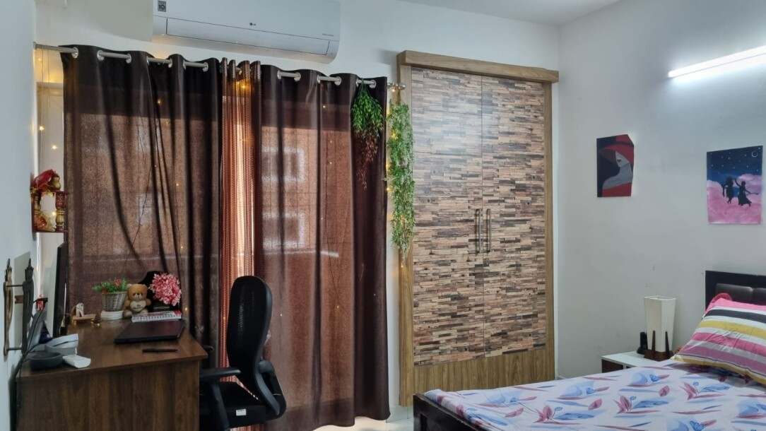 Looking for a Female flatmate in a 3bhk  flat in Noida Hyde Park, Sector 78 #guesthouses-3