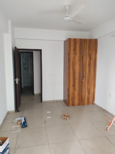 3bhksemi-furnished flat available in Noida extension