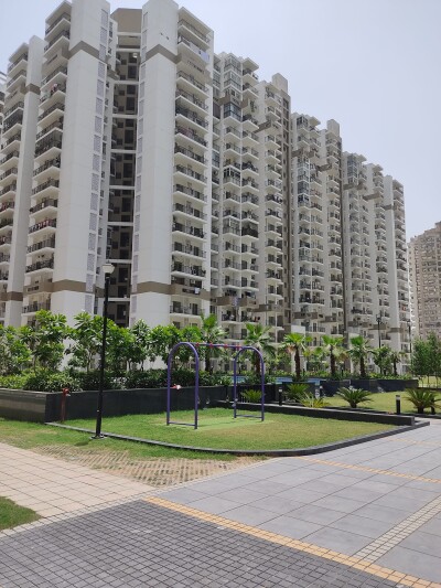 3bhksemi-furnished flat available in Noida extension