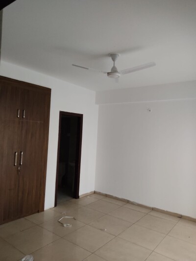 3bhksemi-furnished flat available in Noida extension