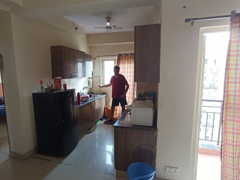 2 bhk flat Available Fully furnished Golf city plot 11 sectors 75-4