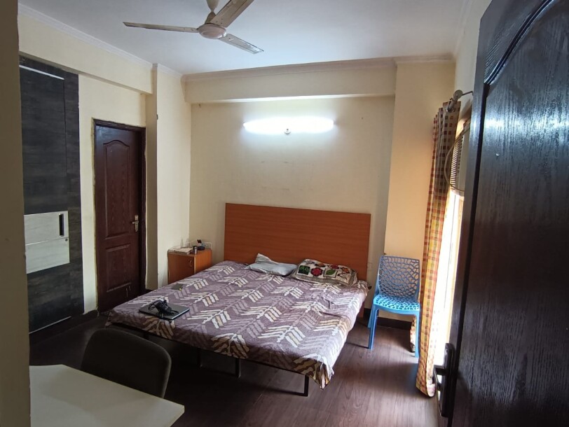 2 bhk flat Available Fully furnished Golf city plot 11 sectors 75-2