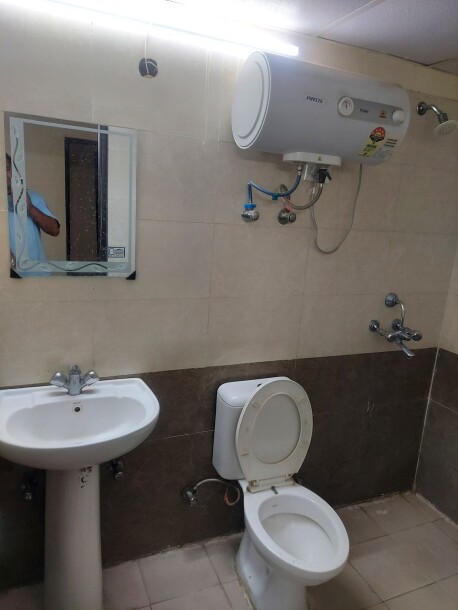 2bhk Room Available Sector 75 golf city plot 11-3