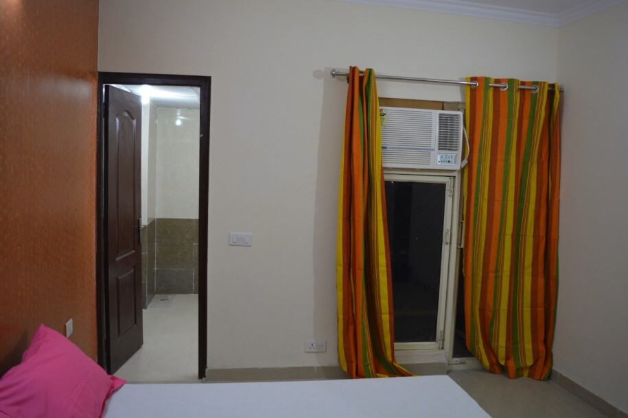 Room sector 75 Golf city plot 11-8