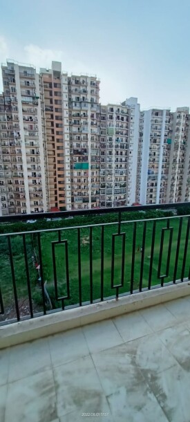 3 bhk semi furnished flat Sector 75 white house-10