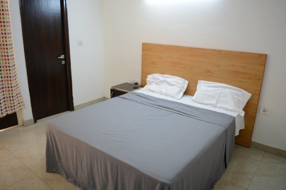 4 BHK FLAT  Fully furnished Apartment Sector 75 golf city plot 10-6