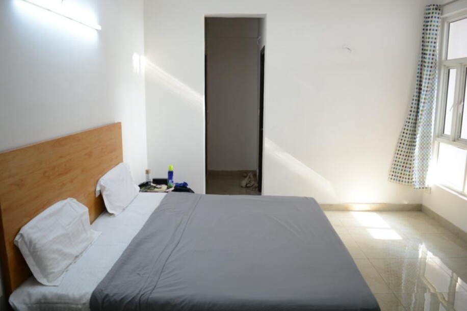 4 BHK FLAT  Fully furnished Apartment Sector 75 golf city plot 10-7