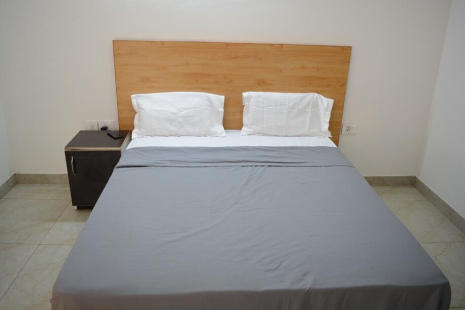 4 BHK FLAT  Fully furnished Apartment Sector 75 golf city plot 10-2