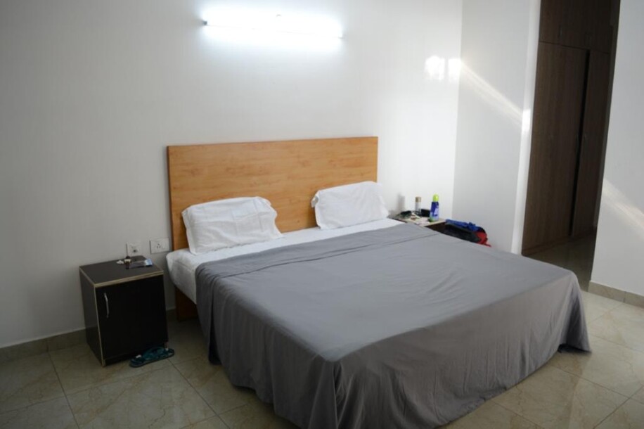 4 BHK FLAT  Fully furnished Apartment Sector 75 golf city plot 10-4
