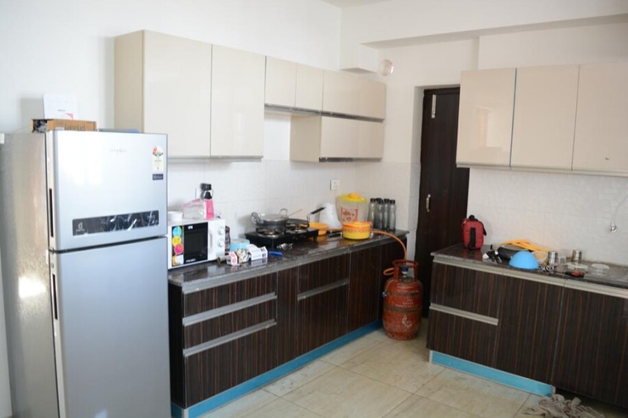 4 BHK FLAT  Fully furnished Apartment Sector 75 golf city plot 10-8