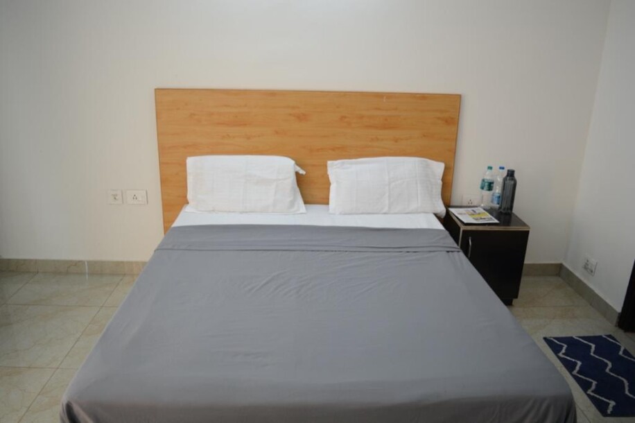 4 BHK FLAT  Fully furnished Apartment Sector 75 golf city plot 10-3
