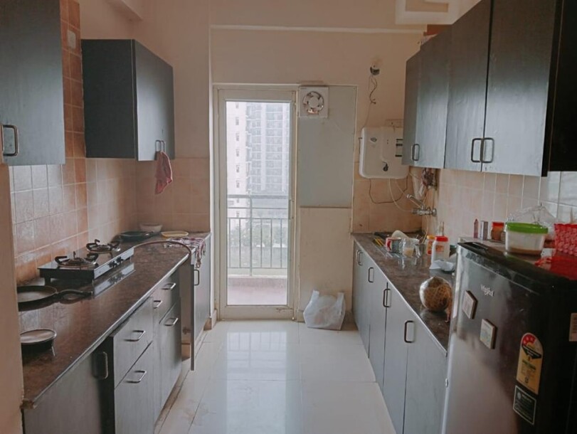 2bhk Room Available Sector 75 golf city plot 11-2