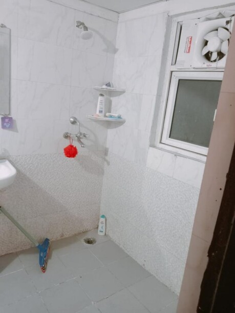 2bhk Room Available Sector 75 golf city plot 11-5