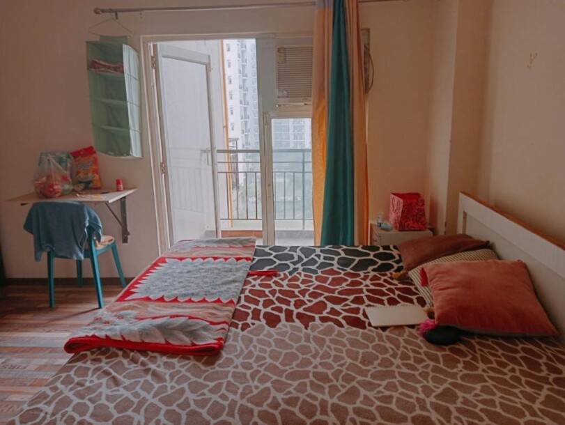 2bhk Room Available Sector 75 golf city plot 11-4