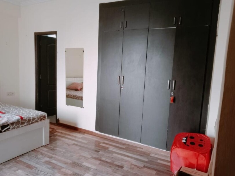 2bhk Room Available Sector 75 golf city plot 11-3