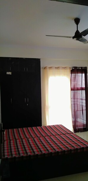 2bhk Room Available Sector 75 golf city plot 11-3