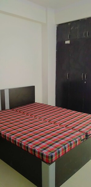 2bhk Room Available Sector 75 golf city plot 11-4